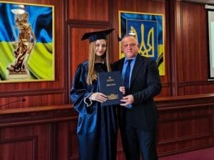 Роман Михайлович Савчук та випускниця під час вручення диплома.
