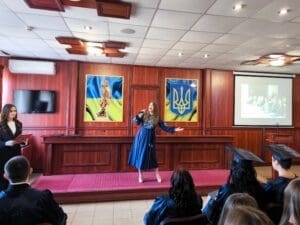 Святковий музичний виступ студентки під час церемонії вручення дипломів.
