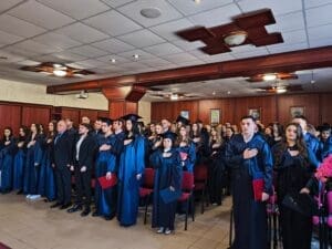 Випускники разом з директором проф. Савчуком Романом Михайловичем під час виконання гімну.